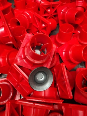 Bescherming tegen impalment Vermijding Rebar Plastic Caps Met Innerlijke Stalen Plaat