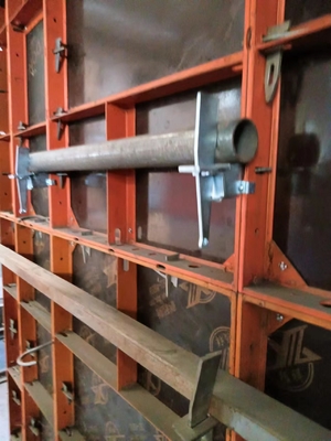 Stalen raam van multiplex vormwerk systeem voor betonnen kelderbouw