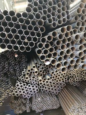 Naadloze Stalen 12m Koolstofstalen Buis Warmgewalste Zwarte IJzeren Pijp Voor Constructie
